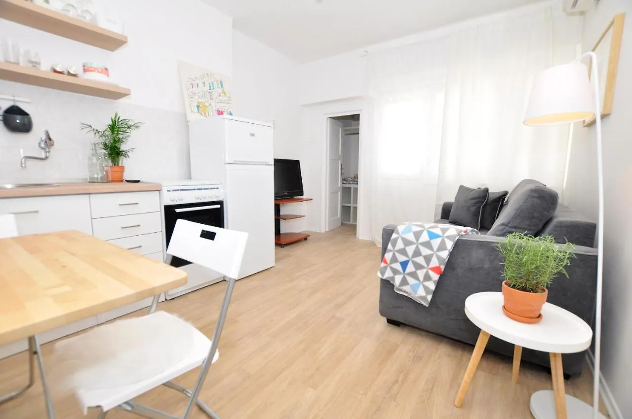 Room & Studio In The Centre Split Apartment