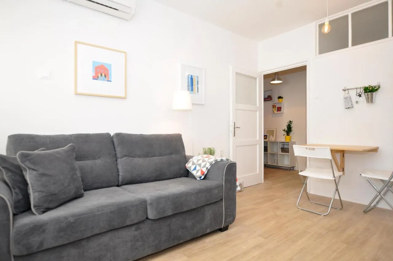 Room & Studio In The Centre Split