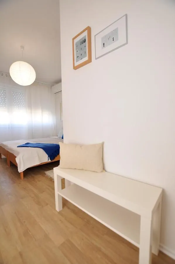 Room & Studio In The Centre Split